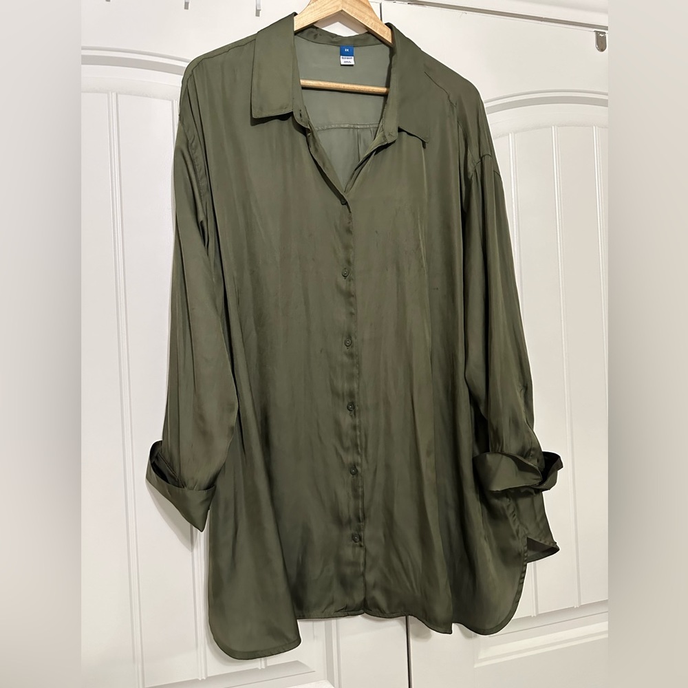 Like new Old Navy dark Olive Green shirt. Long sleeves with French Cuffs.